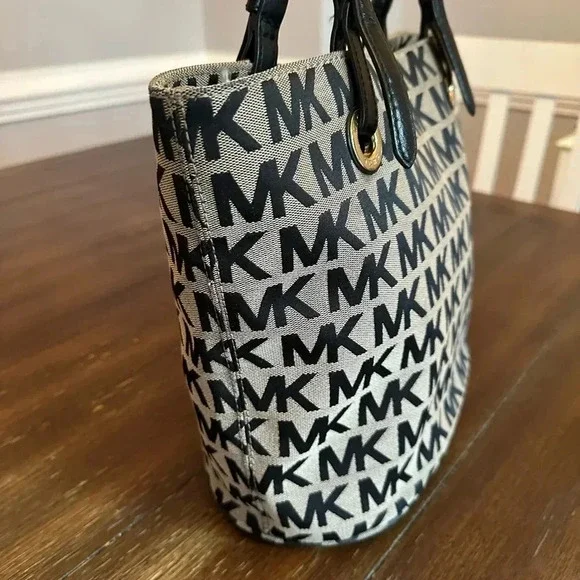 Michael Kors tote + pouch/wristlet - Picture 5 of 16